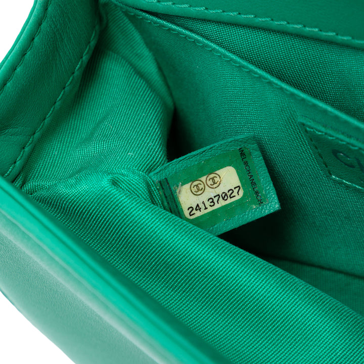Chanel Small Bicolor Matelassé Cuir d’agneau et Rubber Boy à rabat
