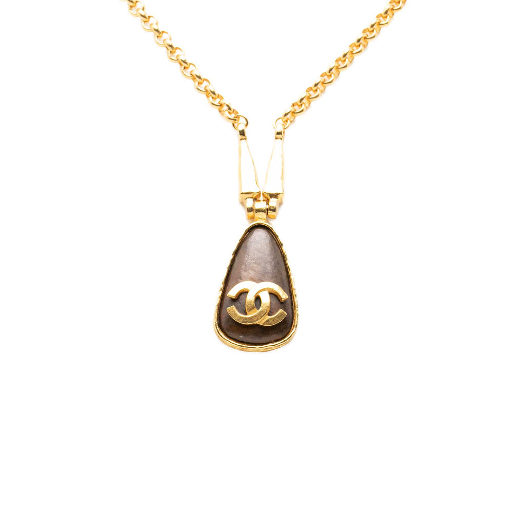 Chanel Collier CC Teardrop Pendant plaqué or – vue 2 – GABY PARIS