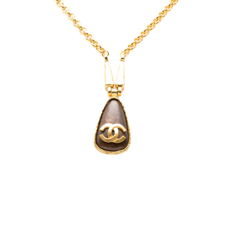 Chanel Collier CC Teardrop Pendant plaqué or – vue 2 – GABY PARIS