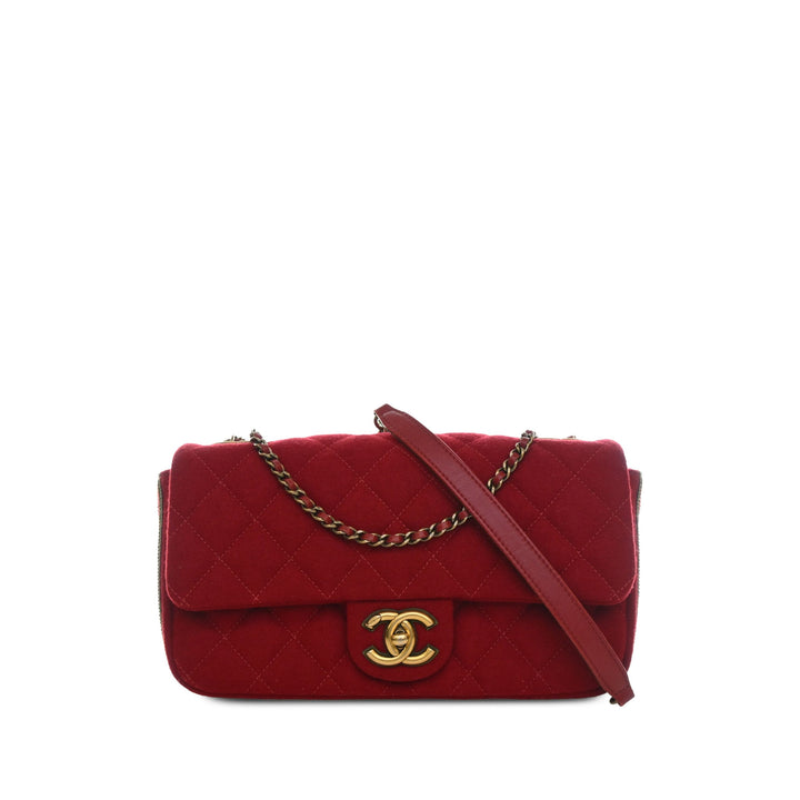 Chanel Matelassé Mixed Fibers CC Œillets à rabat Moyen Rouge – vue principale – GABY PARIS