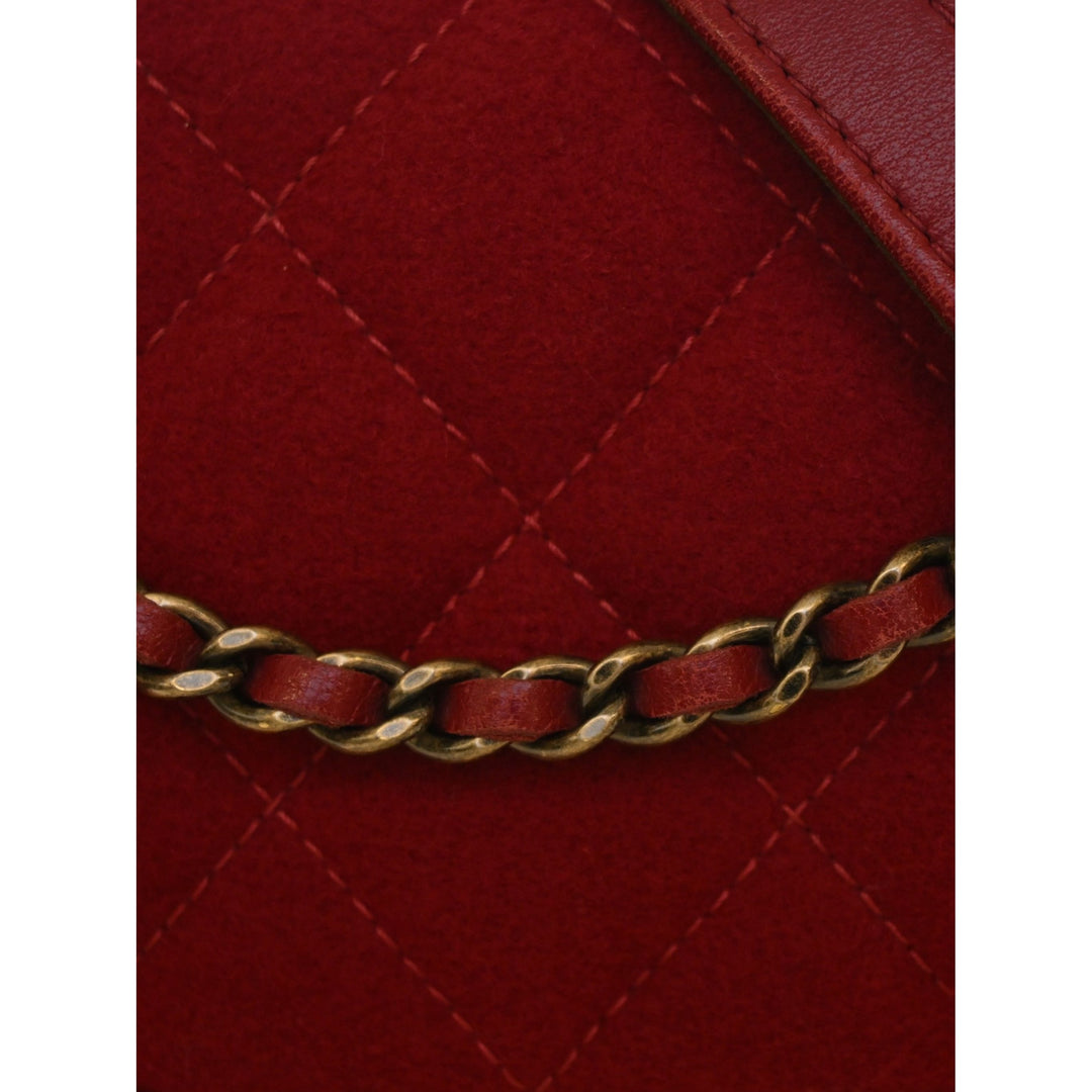 Chanel Matelassé Mixed Fibers CC Œillets à rabat Moyen Rouge – vue 7 – GABY PARIS