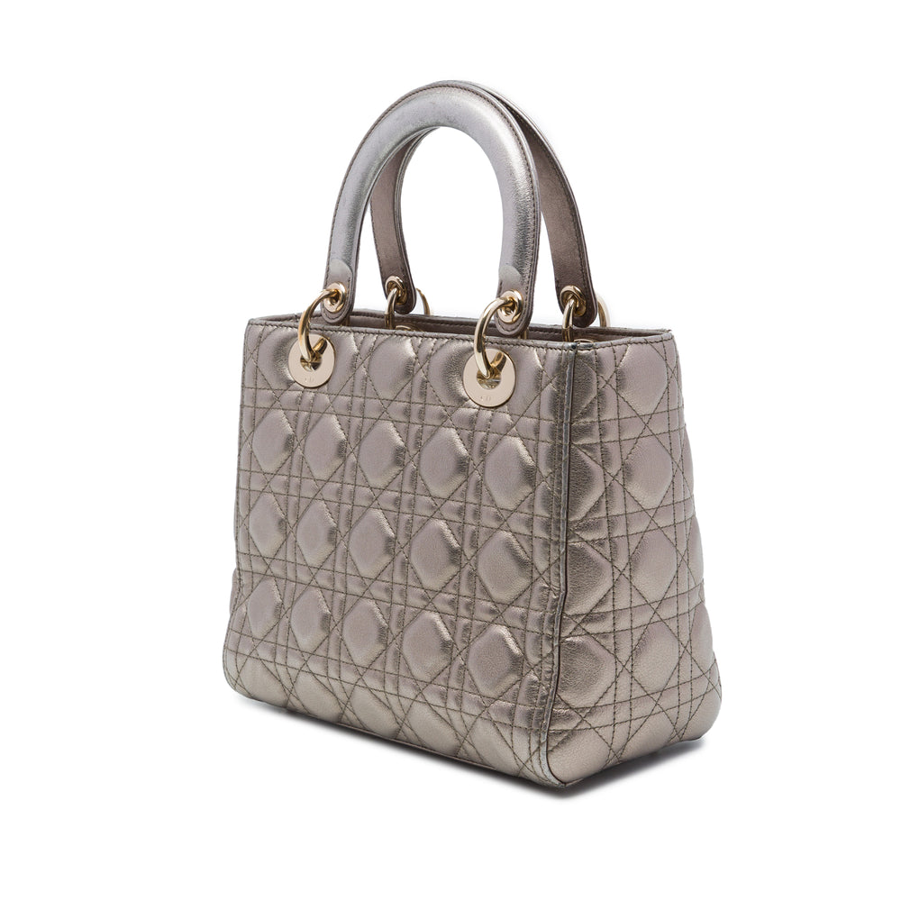 Dior Sac à main Lady Dior Métallisé Cannage Moyen Cuir d'agneau Argenté – vue 2 – GABY PARIS