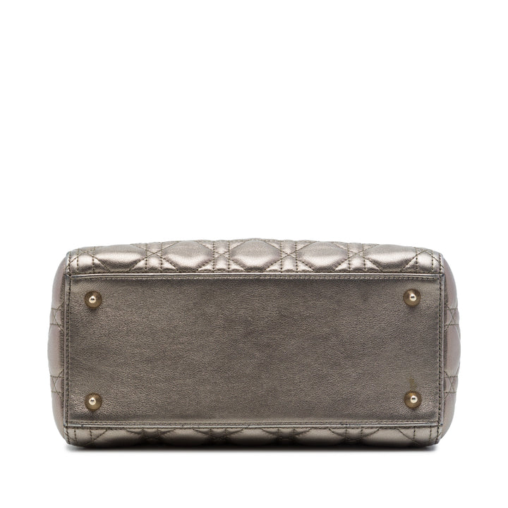 Dior Sac à main Lady Dior Métallisé Cannage Moyen Cuir d'agneau Argenté – vue 3 – GABY PARIS