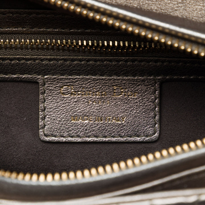 Dior Sac à main Lady Dior Métallisé Cannage Moyen Cuir d'agneau Argenté – vue 5 – GABY PARIS