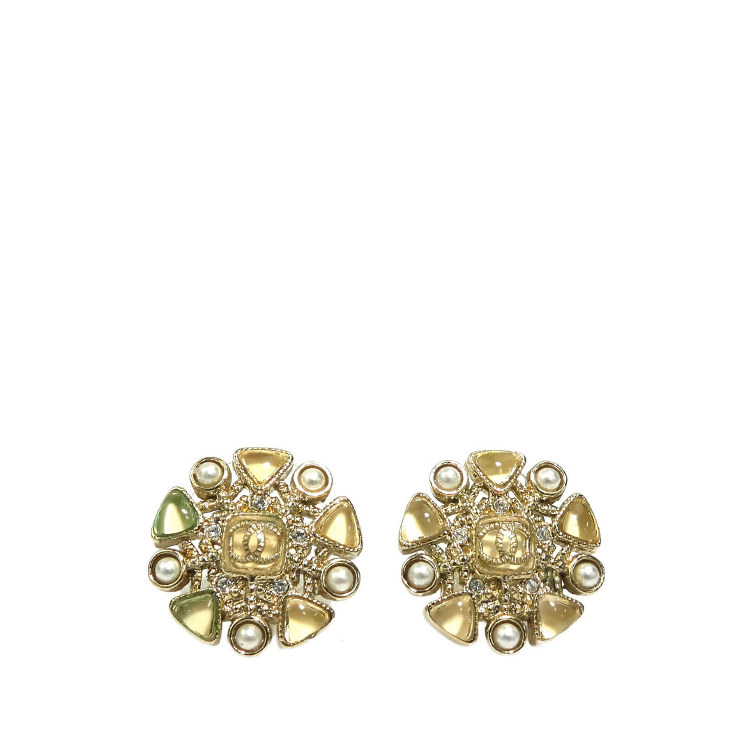 Chanel CC Brass Resin et Perles fantaisie Snowflake fermoir poussette Boucles d'oreilles Doré – vue principale – GABY PARIS