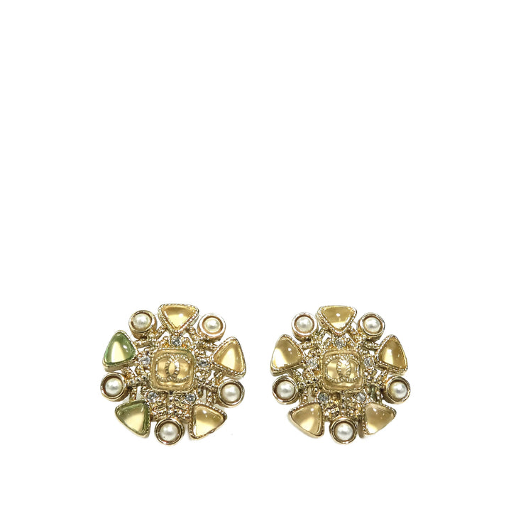 Chanel CC Brass Resin et Perles fantaisie Snowflake fermoir poussette Boucles d'oreilles Doré – vue principale – GABY PARIS
