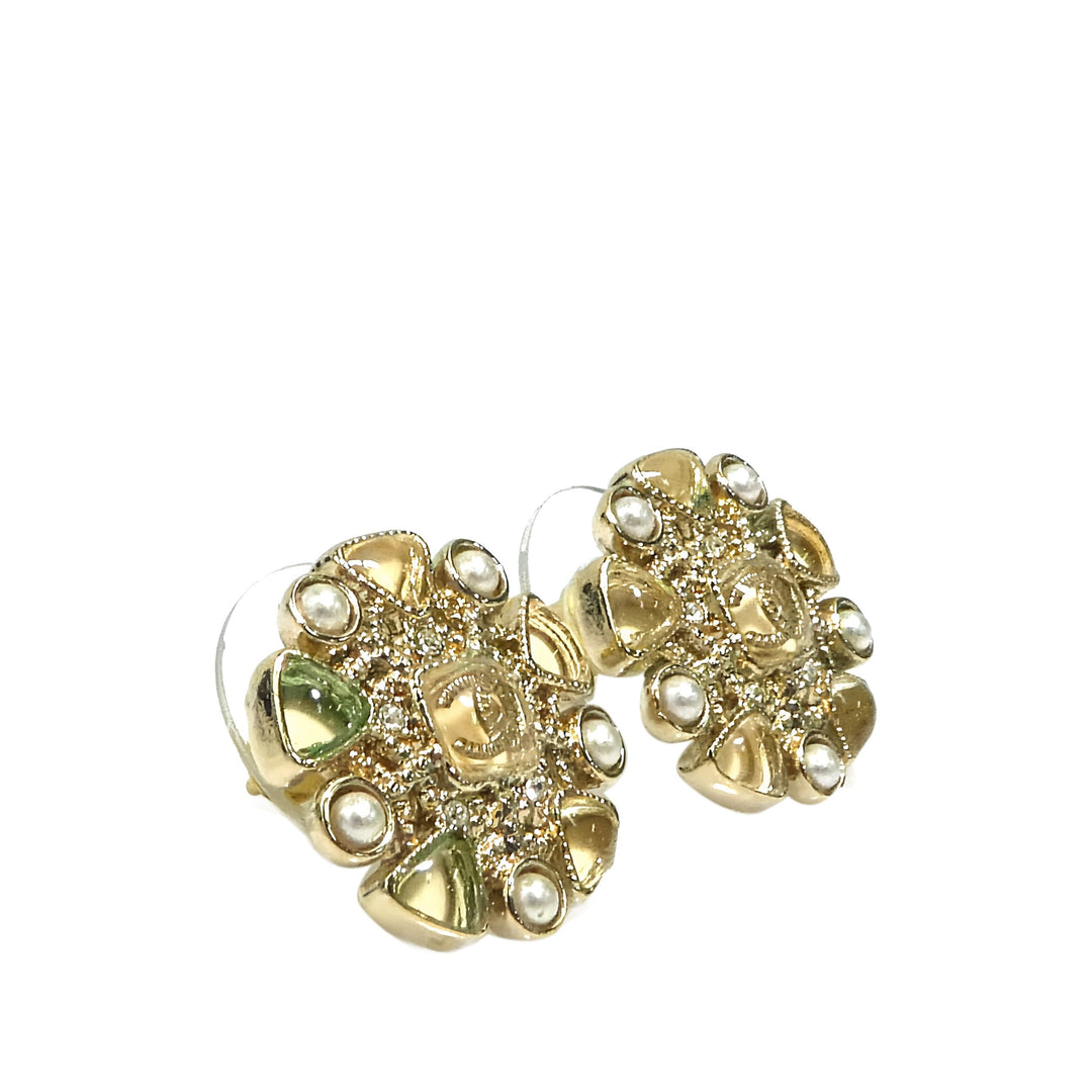 Chanel CC Brass Resin et Perles fantaisie Snowflake fermoir poussette Boucles d'oreilles Doré – vue 2 – GABY PARIS