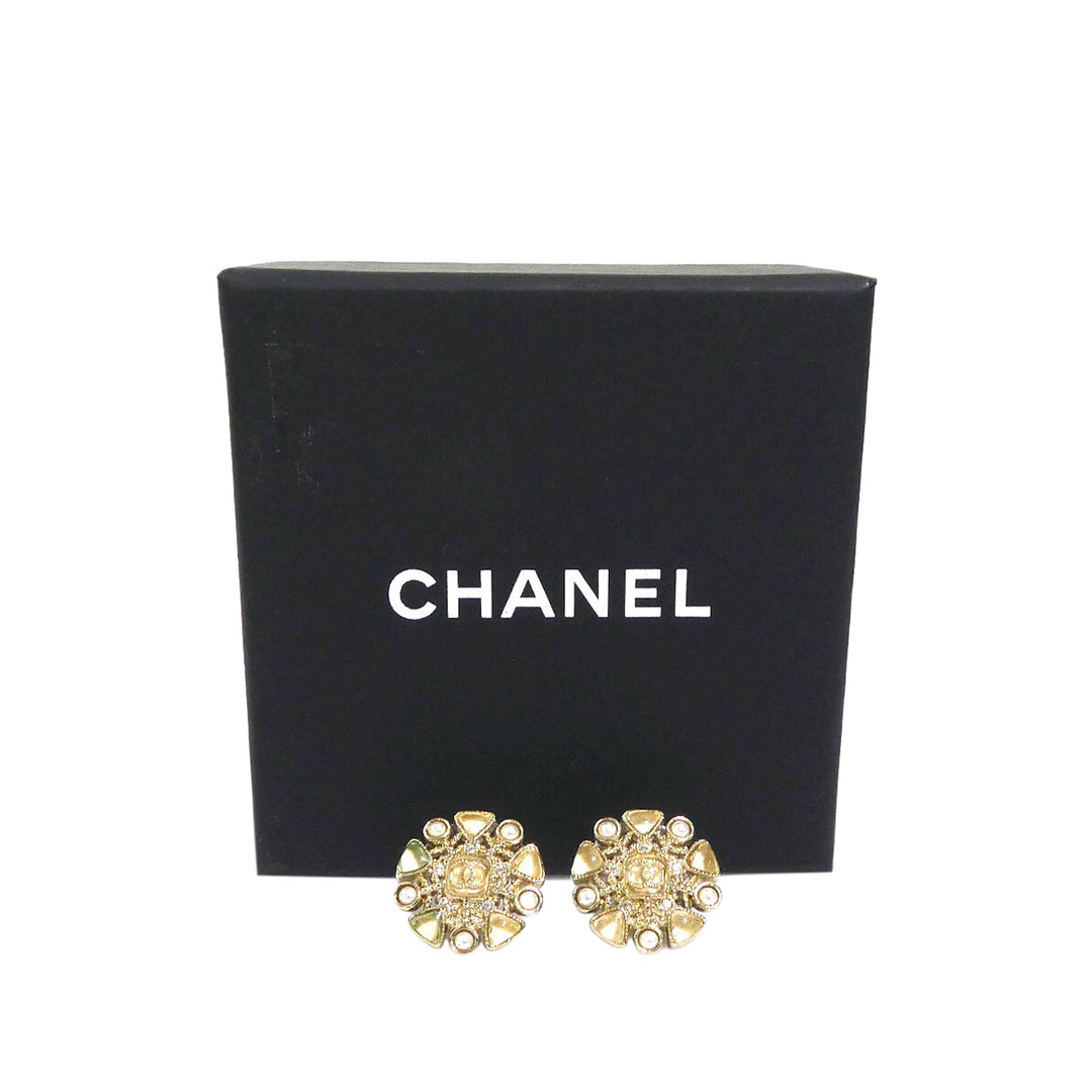 Chanel CC Brass Resin et Perles fantaisie Snowflake fermoir poussette Boucles d'oreilles Doré – vue 5 – GABY PARIS