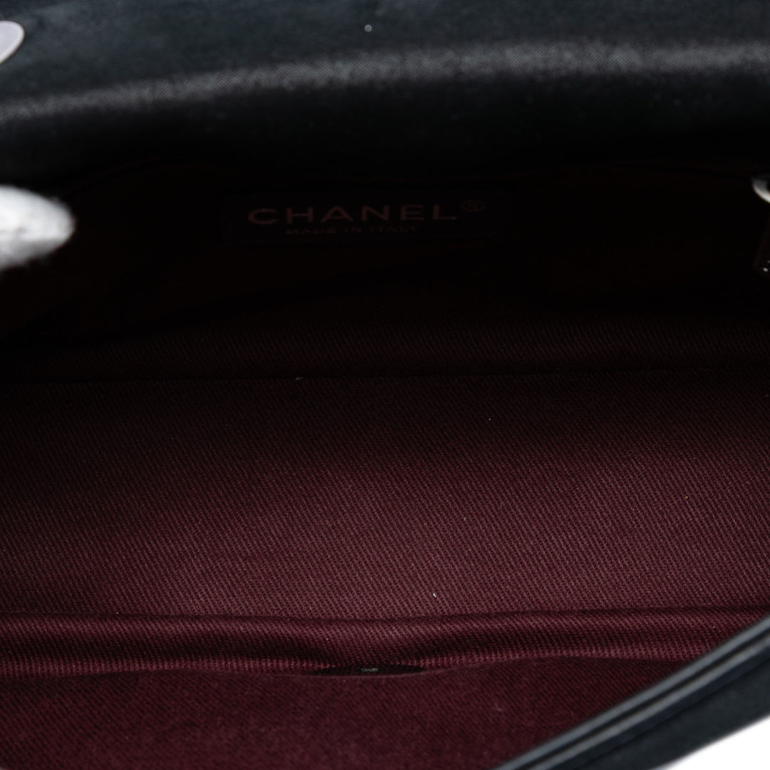 Chanel Medium Diamond embossé Cuir de veau New Chic à rabat