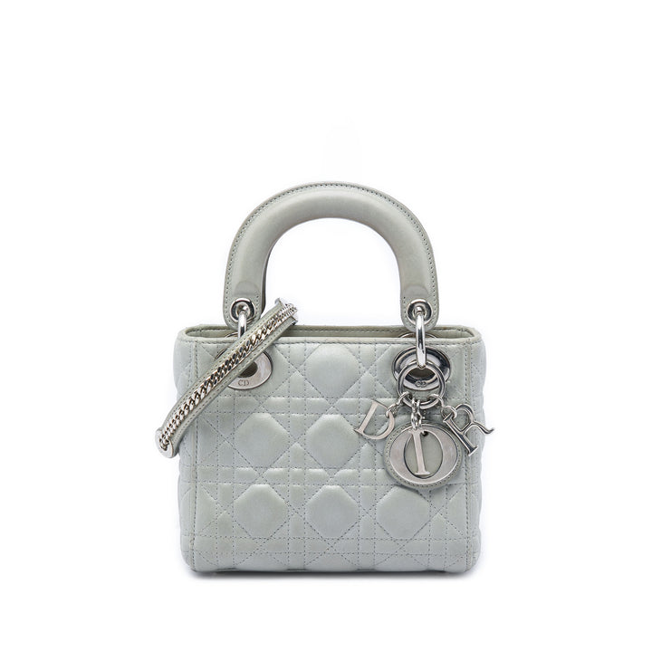 Dior Lady Dior Irisé Cannage Mini Cuir d'agneau Argenté – vue principale – GABY PARIS