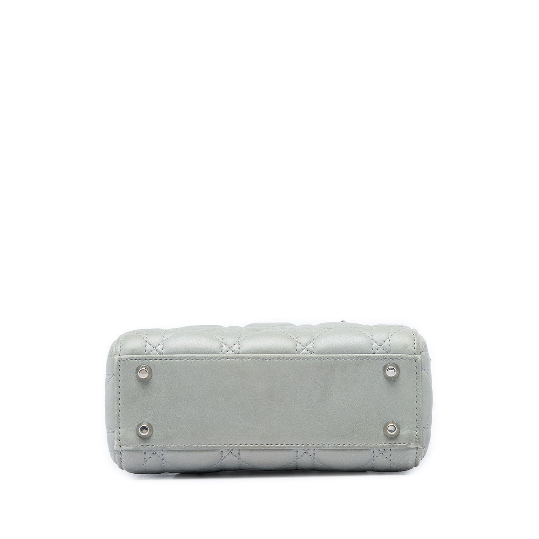 Dior Lady Dior Irisé Cannage Mini Cuir d'agneau Argenté – vue 3 – GABY PARIS