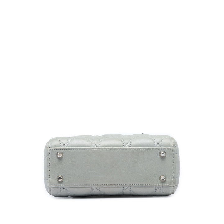 Dior Lady Dior Irisé Cannage Mini Cuir d'agneau Argenté – vue 3 – GABY PARIS