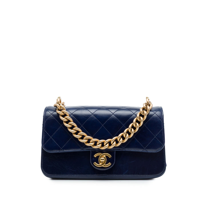 Chanel Matelassé Straight Lined à rabat Petit Cuir de veau Bleu – vue principale – GABY PARIS
