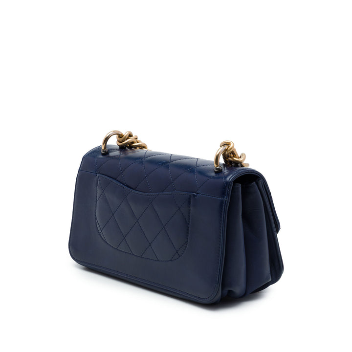 Chanel Matelassé Straight Lined à rabat Petit Cuir de veau Bleu – vue 2 – GABY PARIS