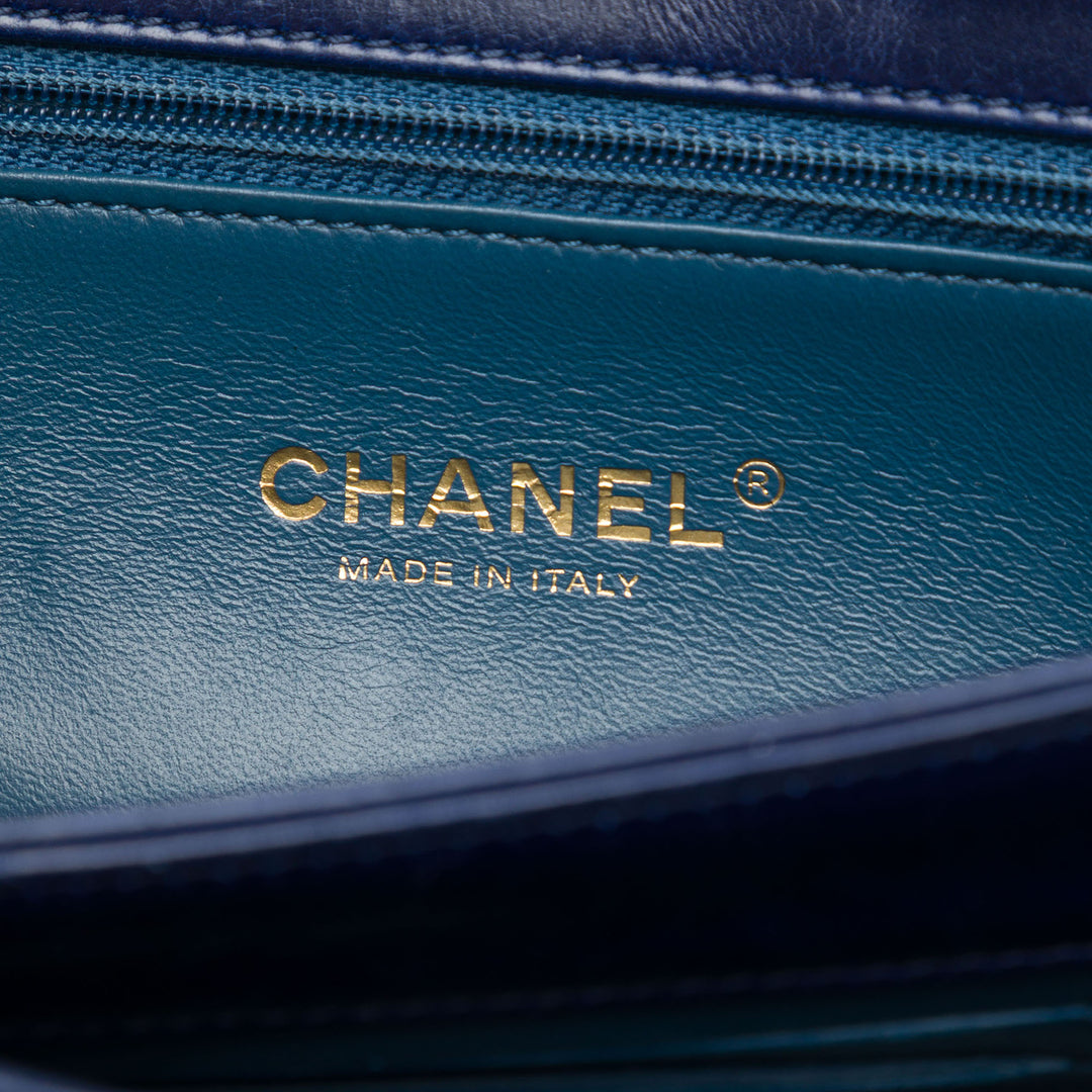 Chanel Matelassé Straight Lined à rabat Petit Cuir de veau Bleu – vue 5 – GABY PARIS