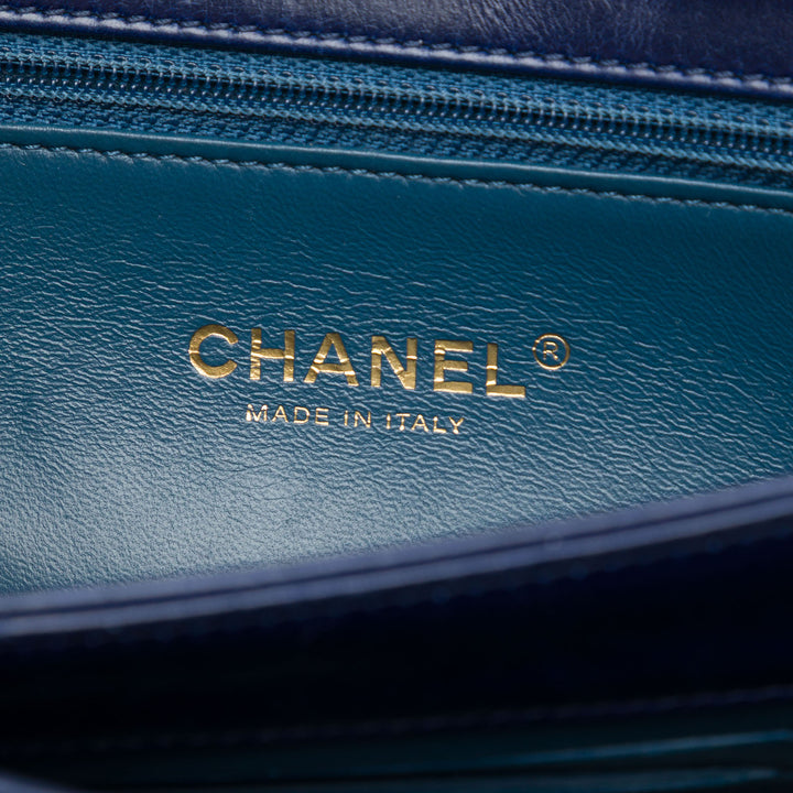Chanel Matelassé Straight Lined à rabat Petit Cuir de veau Bleu – vue 5 – GABY PARIS