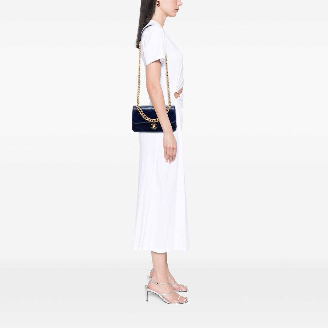Chanel Matelassé Straight Lined à rabat Petit Cuir de veau Bleu – vue 6 – GABY PARIS
