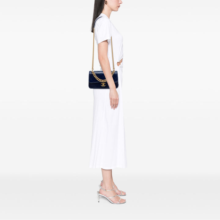 Chanel Matelassé Straight Lined à rabat Petit Cuir de veau Bleu – vue 6 – GABY PARIS