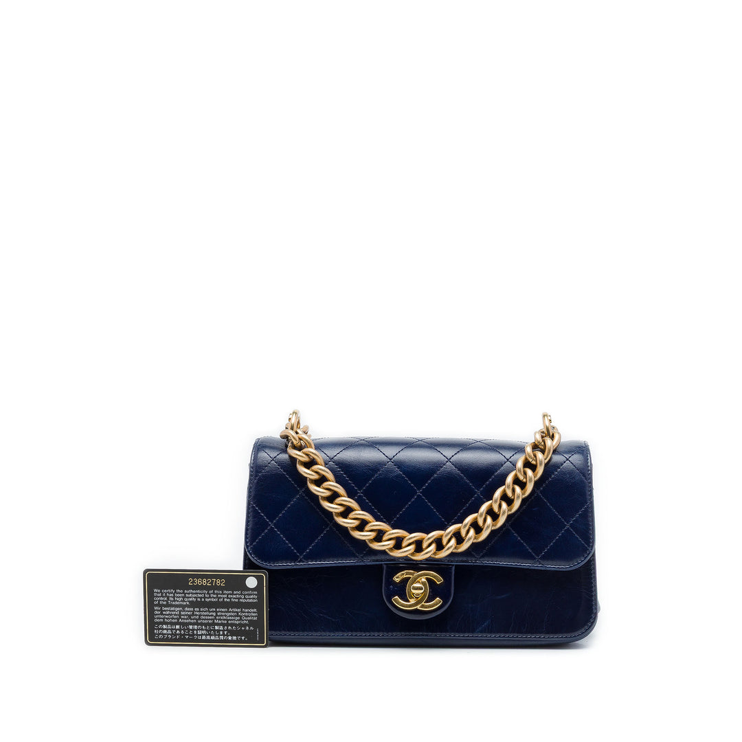 Chanel Matelassé Straight Lined à rabat Petit Cuir de veau Bleu – vue 7 – GABY PARIS