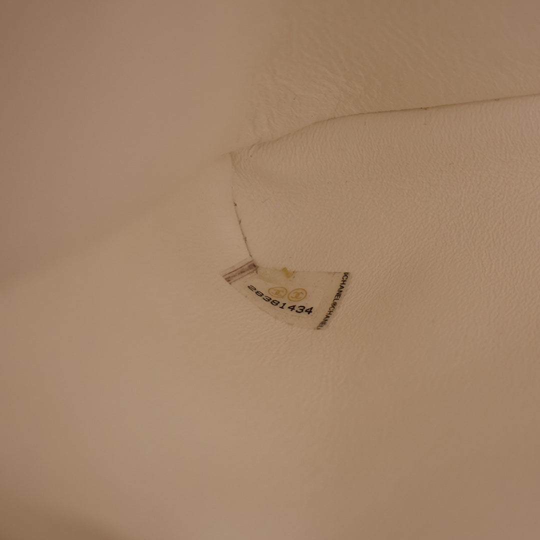 Chanel CC Matelassé à rabat Pochette Cuir caviar Blanc – vue 12 – GABY PARIS