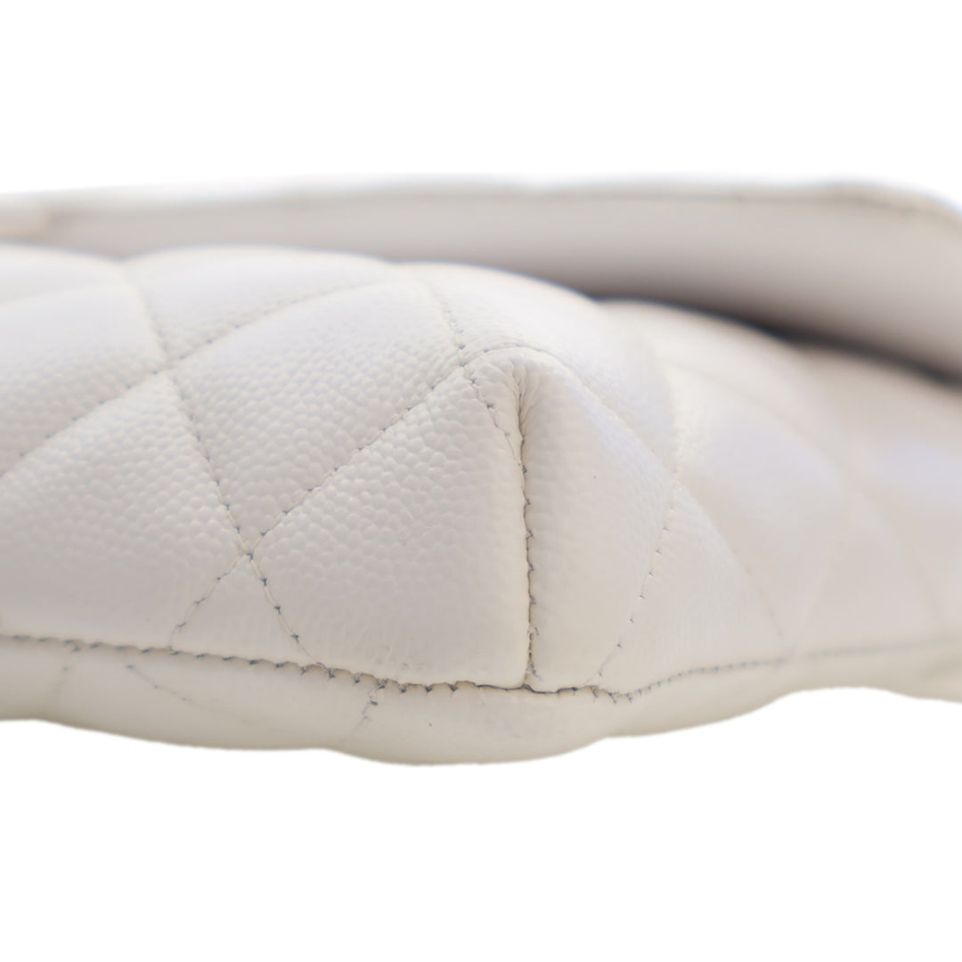 Chanel CC Matelassé à rabat Pochette Cuir caviar Blanc – vue 13 – GABY PARIS