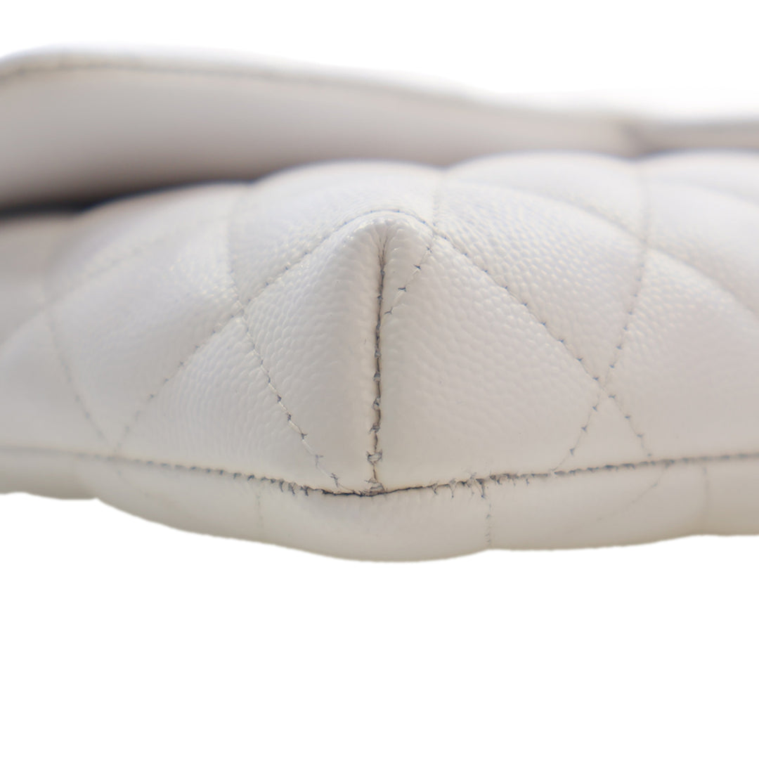 Chanel CC Matelassé à rabat Pochette Cuir caviar Blanc – vue 14 – GABY PARIS