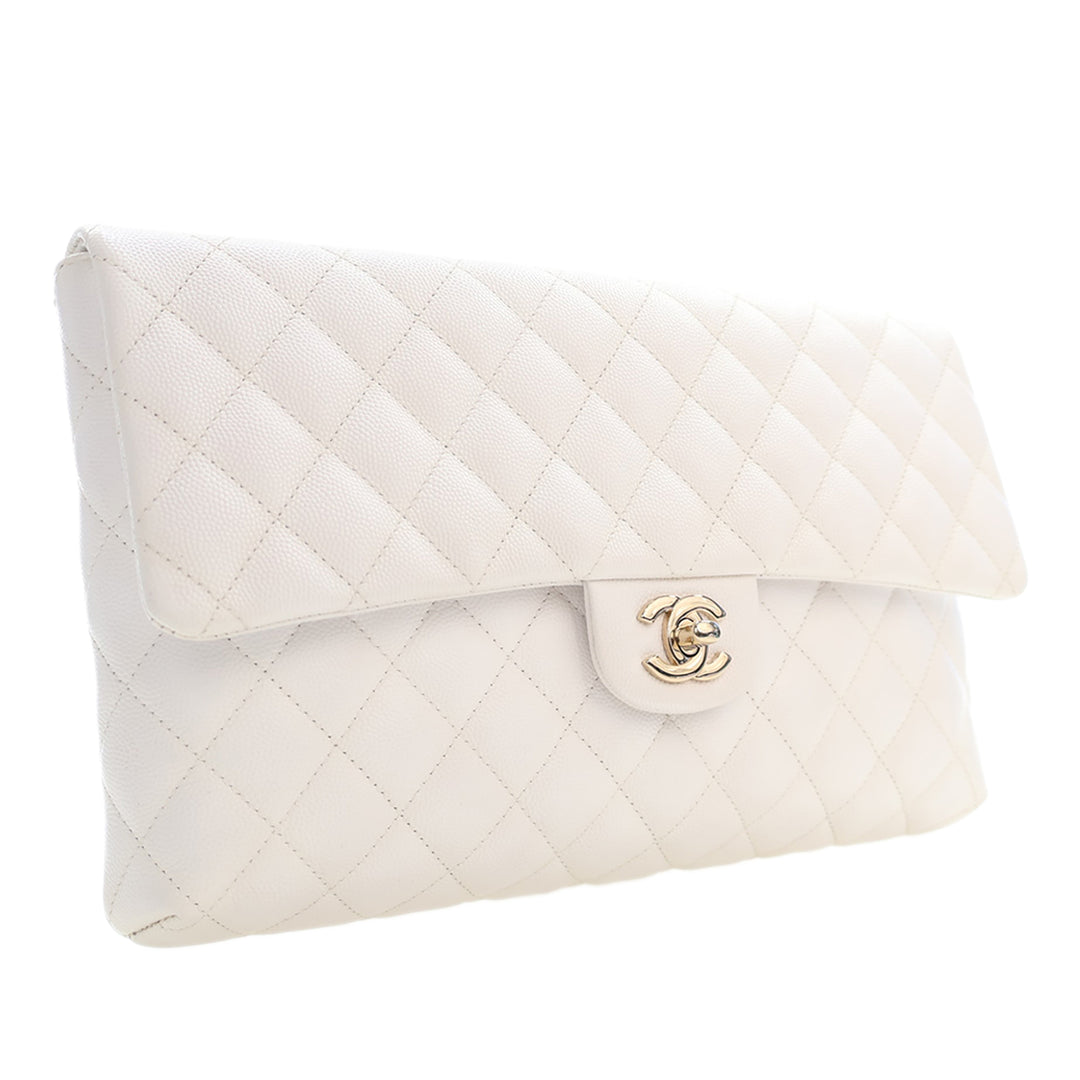 Chanel CC Matelassé à rabat Pochette Cuir caviar Blanc – vue 3 – GABY PARIS