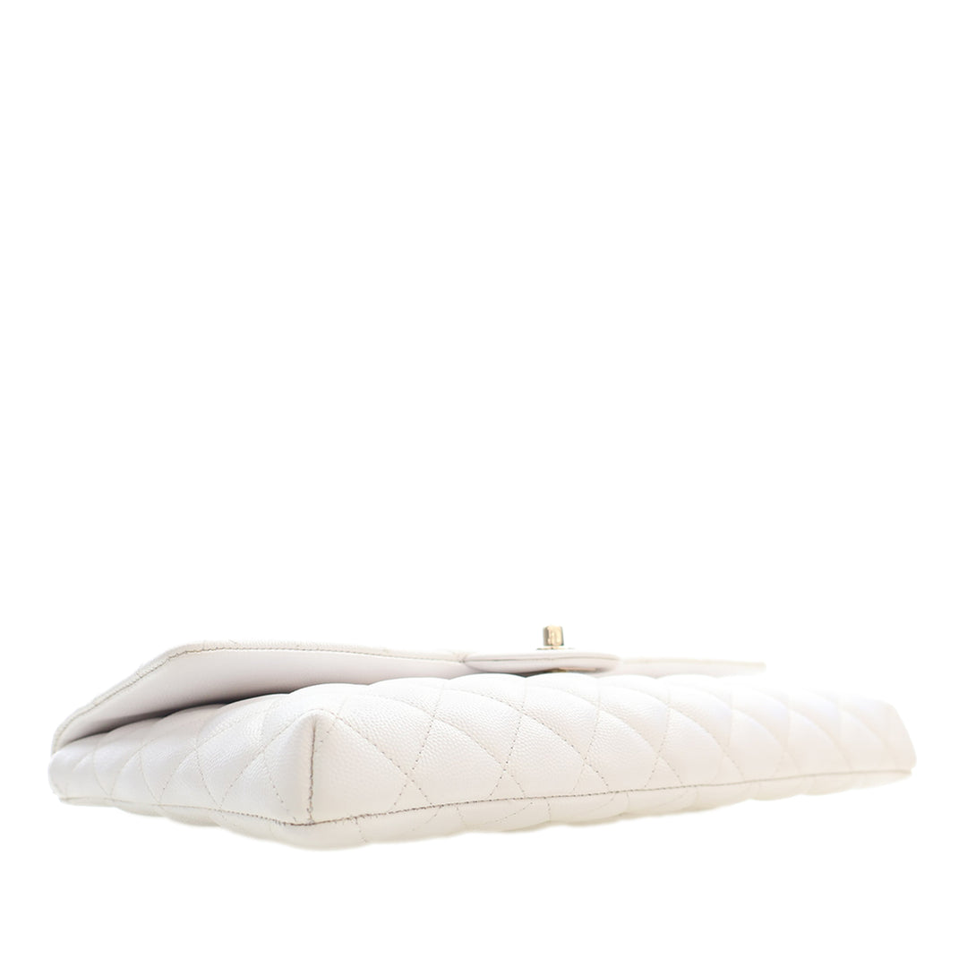 Chanel CC Matelassé à rabat Pochette Cuir caviar Blanc – vue 5 – GABY PARIS