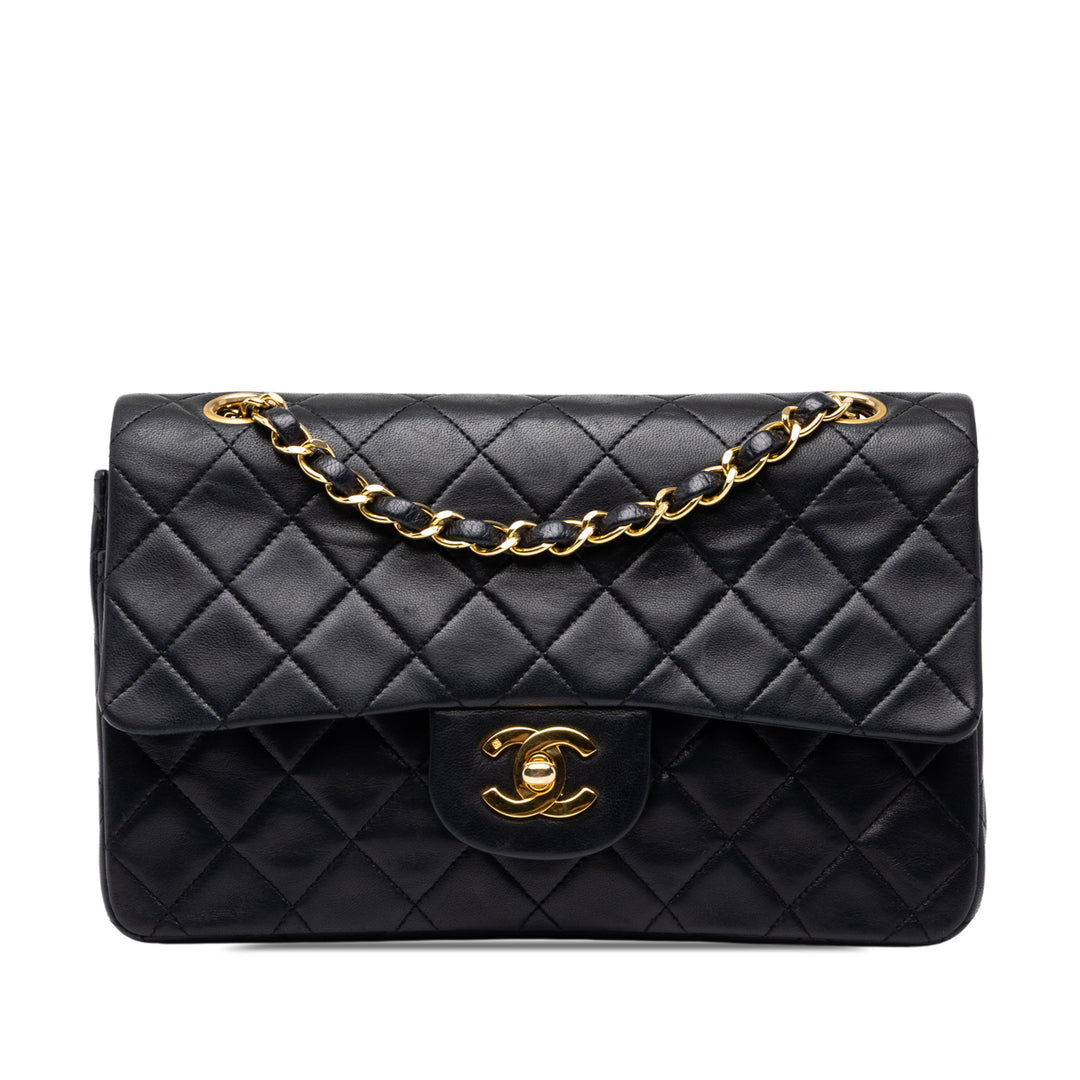 Chanel Sac porté épaule Classic Double rabat Petit Cuir d'agneau Noir – vue principale – GABY PARIS