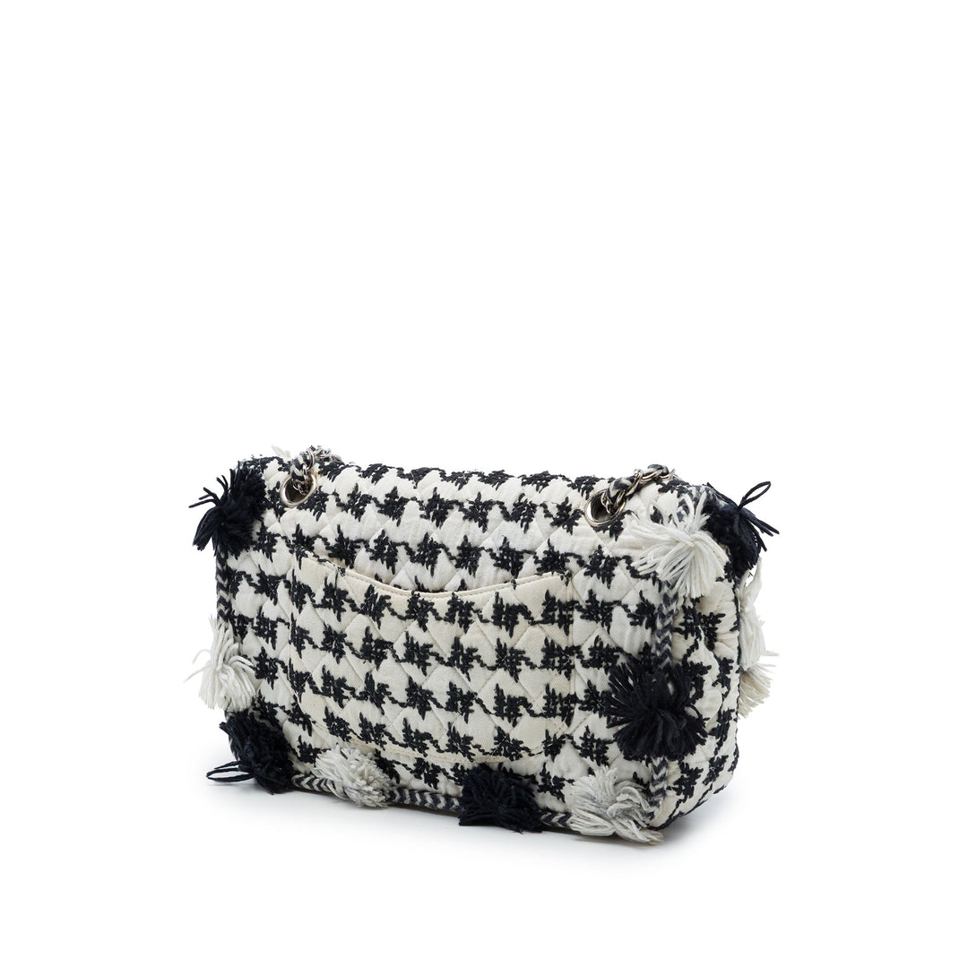 Chanel Classic brodé Houndstooth Pom Pom à rabat Moyen Toile