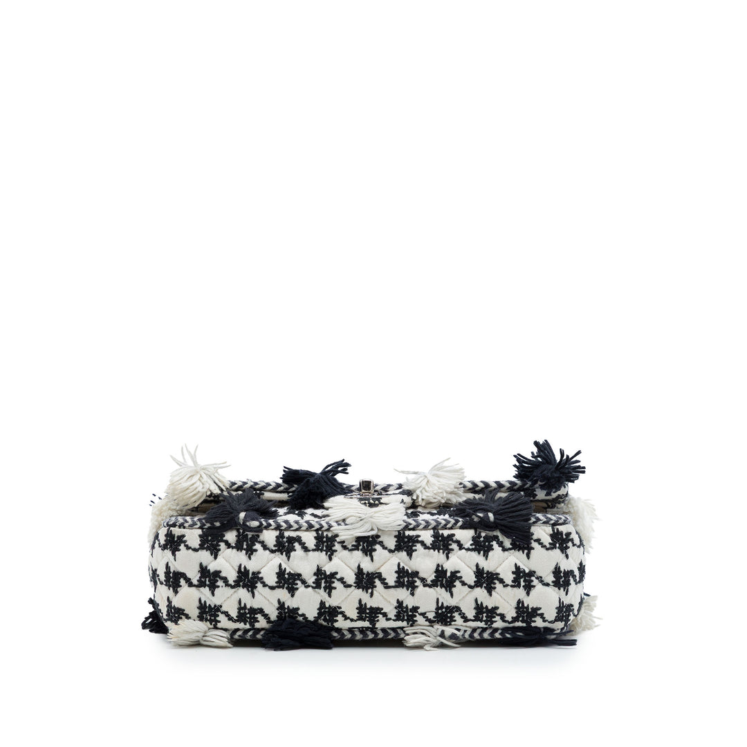 Chanel Classic brodé Houndstooth Pom Pom à rabat Moyen Toile