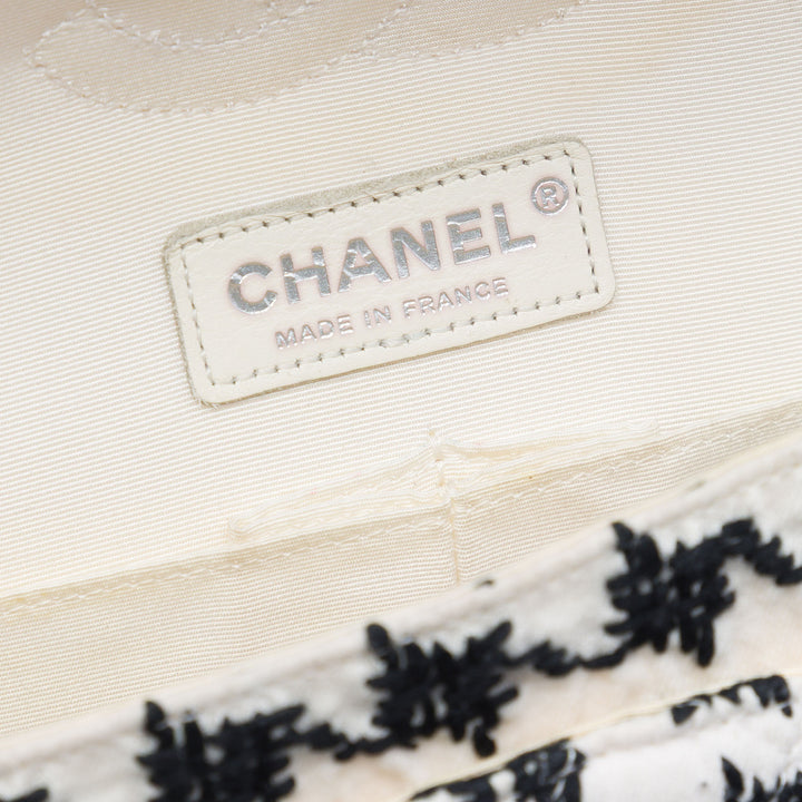 Chanel Classic brodé Houndstooth Pom Pom à rabat Moyen Toile