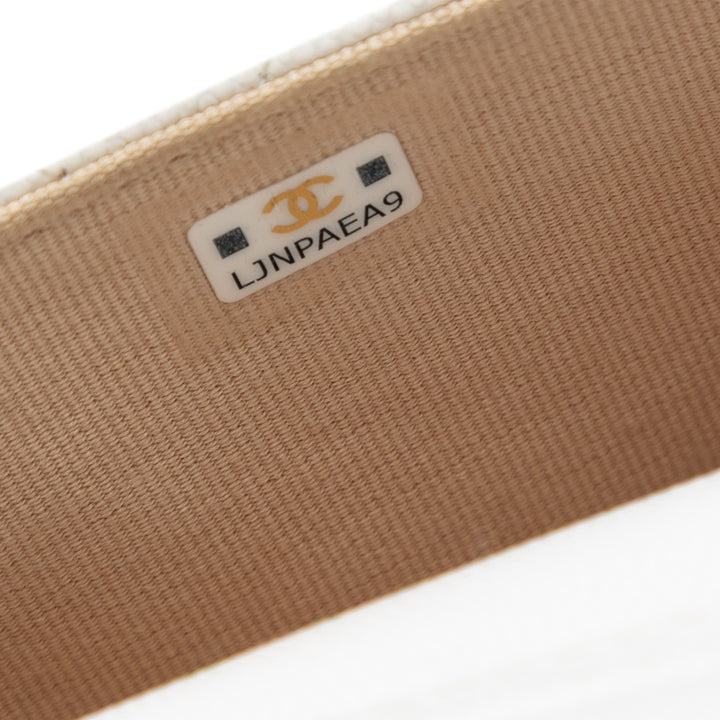 Chanel CC Matelassé Caviar Medallion Charm Pochette avec chaîne