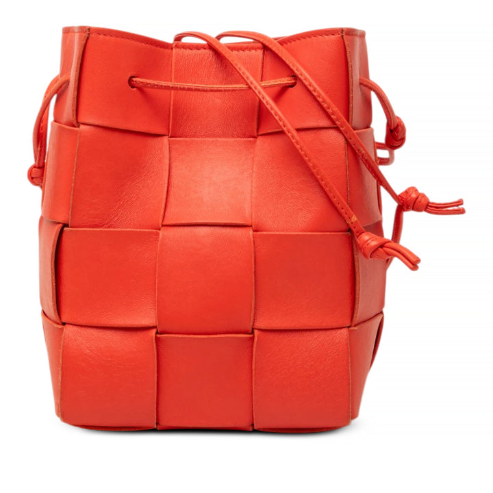 Bottega Veneta Sac seau Intrecciato Cassette nappa Petit Rouge – vue principale – GABY PARIS