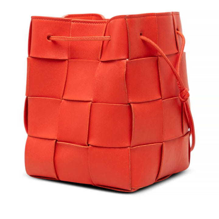 Bottega Veneta Sac seau Intrecciato Cassette nappa Petit Rouge – vue 2 – GABY PARIS