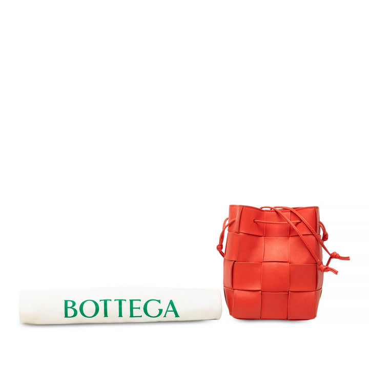 Bottega Veneta Sac seau Intrecciato Cassette nappa Petit Rouge – vue 7 – GABY PARIS