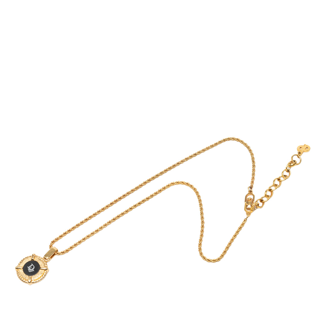 Dior plaqué Émail Logo Rond Pendant Collier Doré – vue principale – GABY PARIS