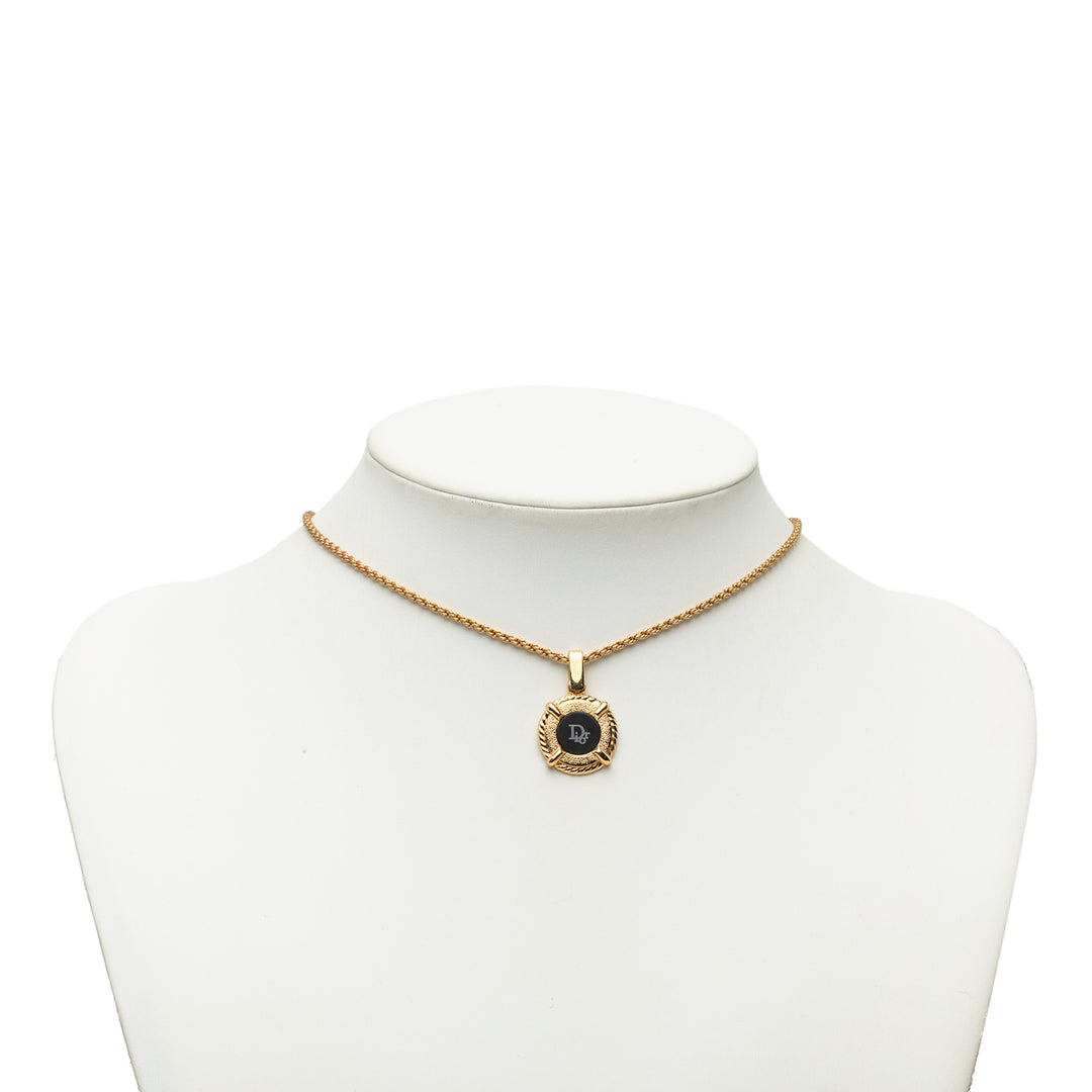 Dior plaqué Émail Logo Rond Pendant Collier Doré – vue 6 – GABY PARIS