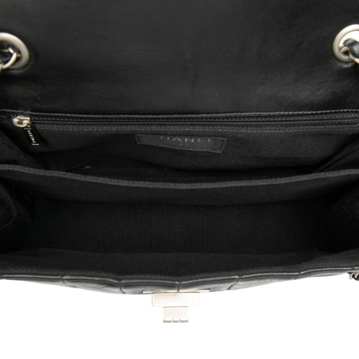 Chanel Chocolate Bar Cuir d’agneau Reissue Multipocket Flap Noir – GABY PARIS Authentique