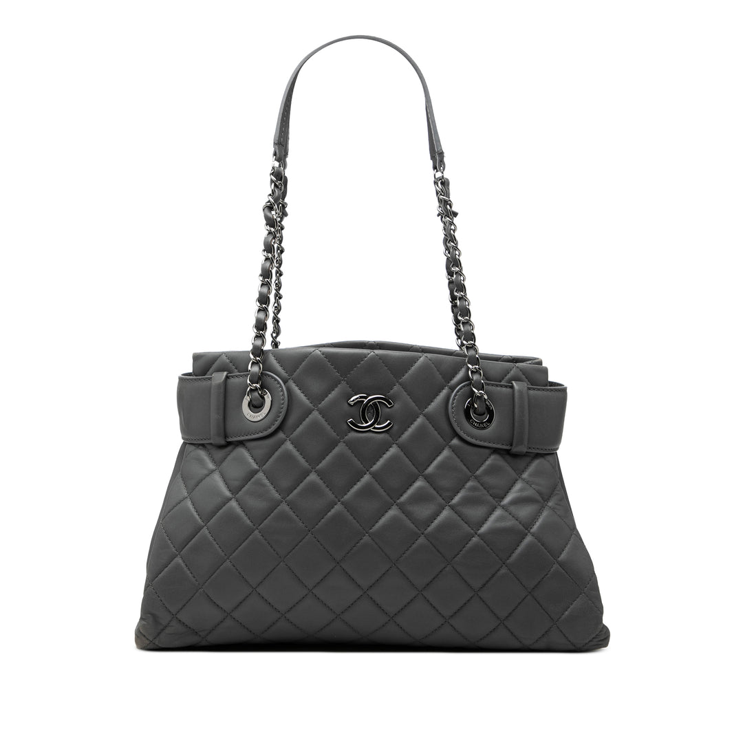 Chanel Matelassé Coco Loop Cabas Petit Cuir d'agneau Gris – vue principale – GABY PARIS