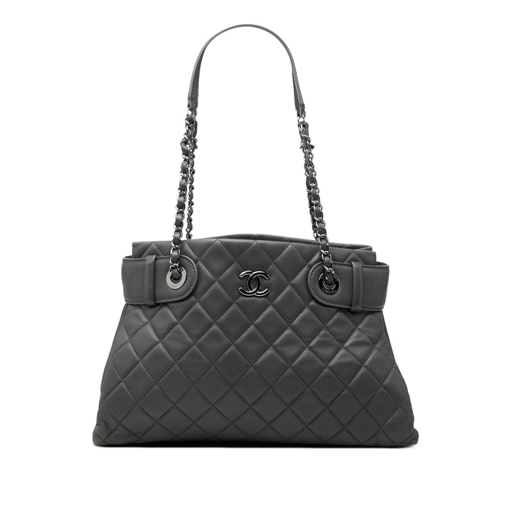 Chanel Matelassé Coco Loop Cabas Petit Cuir d'agneau Gris – vue principale – GABY PARIS