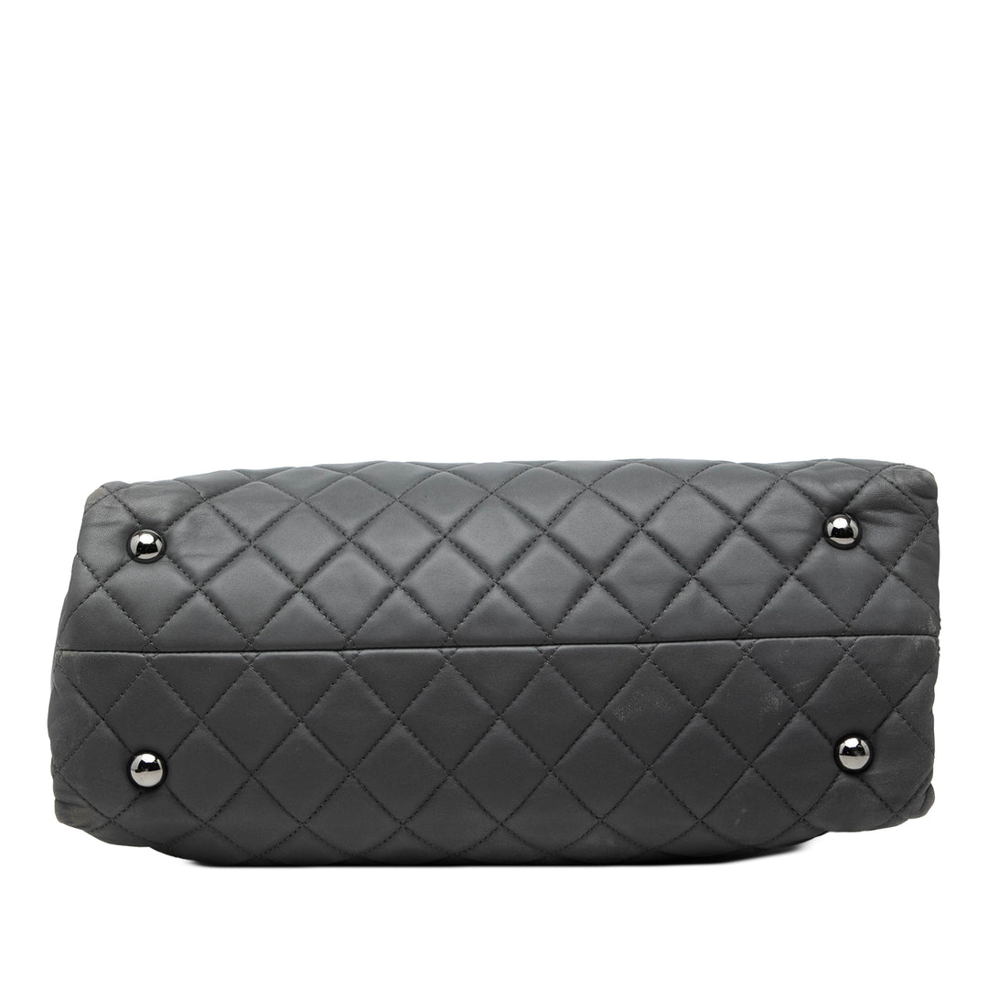 Chanel Matelassé Coco Loop Cabas Petit Cuir d'agneau Gris – vue 3 – GABY PARIS