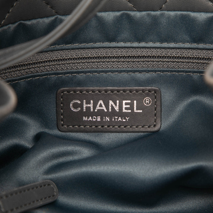 Chanel Matelassé Coco Loop Cabas Petit Cuir d'agneau Gris – vue 5 – GABY PARIS