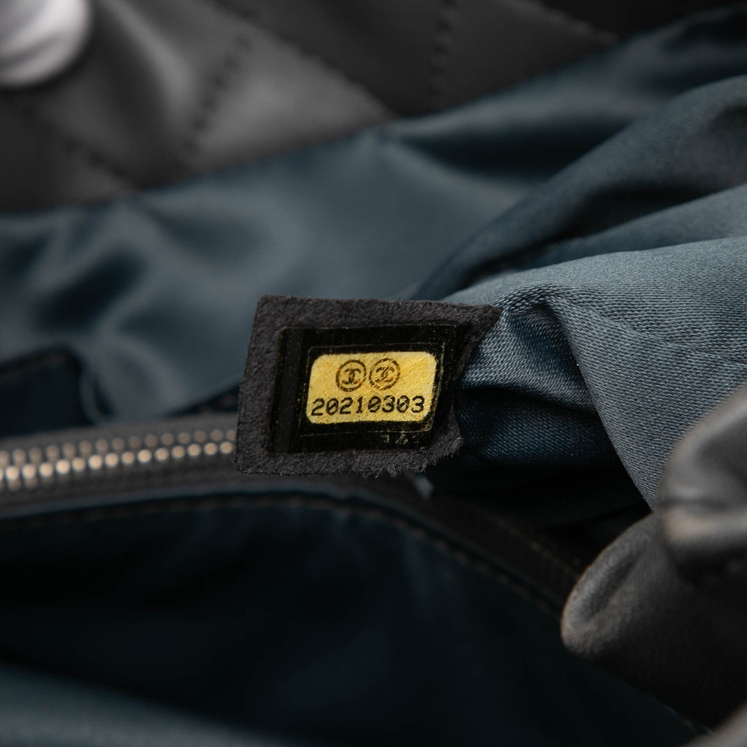 Chanel Matelassé Coco Loop Cabas Petit Cuir d'agneau Gris – vue 6 – GABY PARIS
