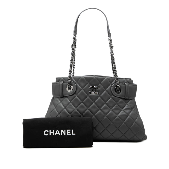 Chanel Matelassé Coco Loop Cabas Petit Cuir d'agneau Gris – vue 8 – GABY PARIS