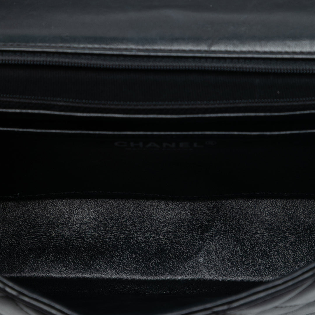 Chanel CC Matelassé Cuir d’agneau Chain Embellished à rabat