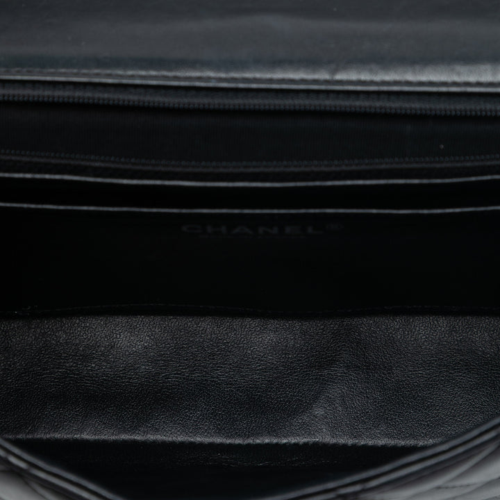 Chanel CC Matelassé Cuir d’agneau Chain Embellished à rabat