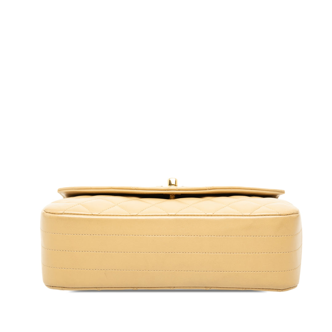 Chanel Sac bandoulière CC Matelassé Rond à rabat Cuir d'agneau Beige – vue 3 – GABY PARIS