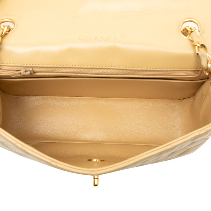 Chanel Sac bandoulière CC Matelassé Rond à rabat Cuir d'agneau Beige – vue 4 – GABY PARIS