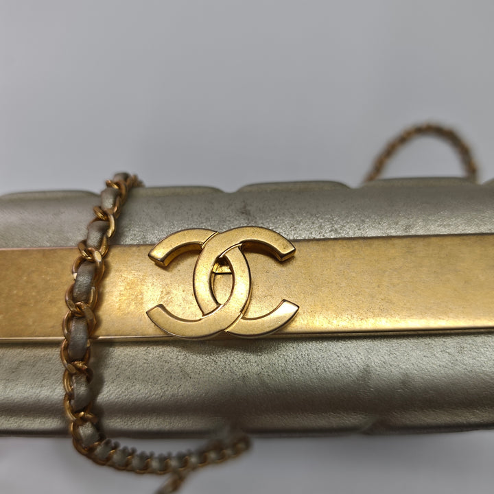 Chanel Chocolate Bar Metallic Cuir d’agneau Frame Pochette avec chaîne